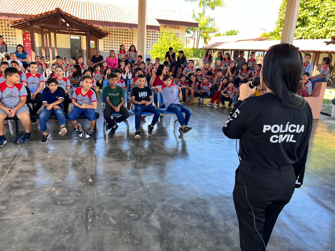 PROJETO POLÍCIA CIVIL NAS ESCOLAS LEVA ORIENTAÇÃO AOS ALUNOS DA ESCOLA ESTADUAL MARIO DAVID ANDREAZZA